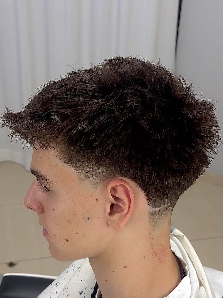 Πλάγια όψη σε taper fade με σπαστή υφή στην κορυφή