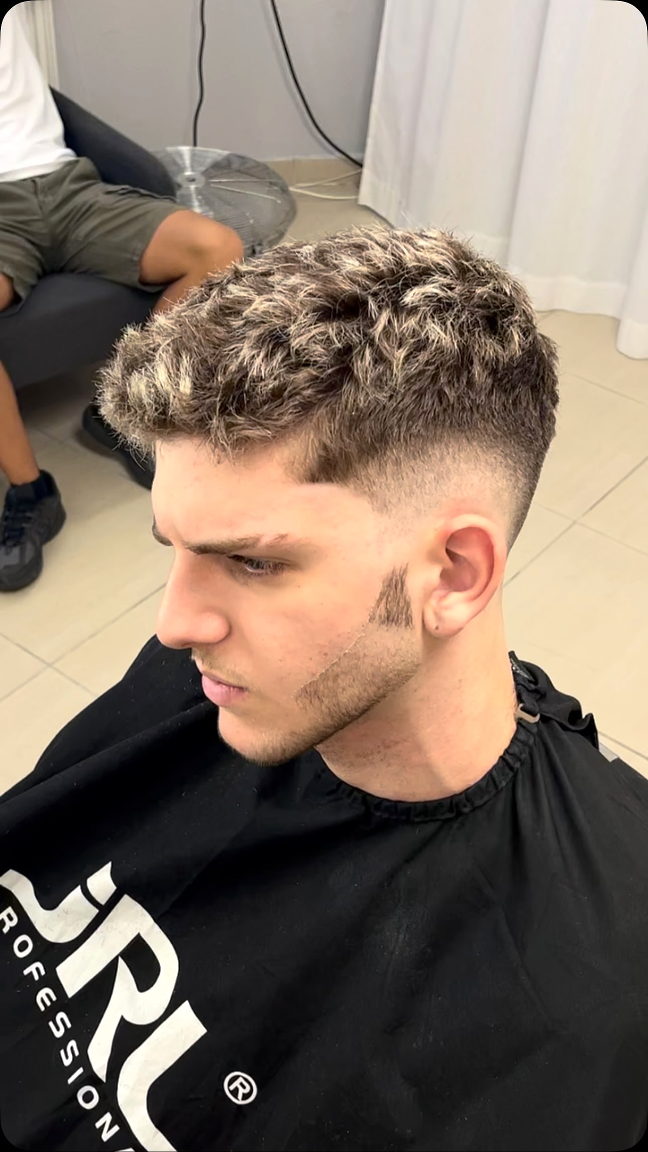 Drop fade με σγουρή υφή και ανοιχτόχρωμες άκρες